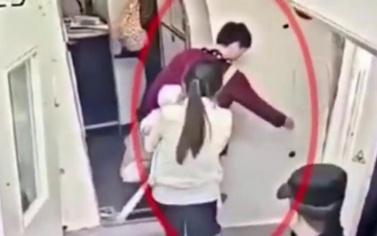 A aruncat bani &icirc;n motorul avionul pentru noroc și a primit o amendă colosală! Bărbatul se afla la primul zbor