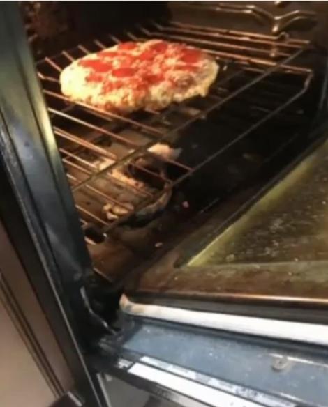 O familie nu a mai mâncat pizza după descoperirea făcută în cuptor! Au alertat autoritățile imediat după incident - FOTO