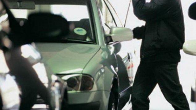 Nervii depășesc limitele &icirc;n trafic! Un șofer a fost rănit cu o rangă de un t&acirc;năr care conducea ilegal