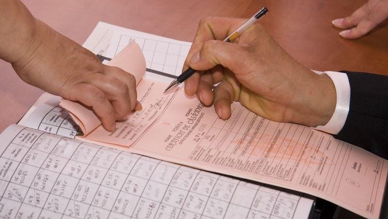 Atenție rom&acirc;ni! Proiect pentru familiile numeroase: se dau bani pentru o maşină mai mare şi tabere