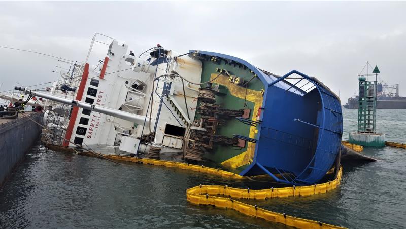 Recuperarea navei răsturnată în Portul Midia se amână! Autoritățile nu s-au înțeles la capitolul bani. „S-au bâlbâit”