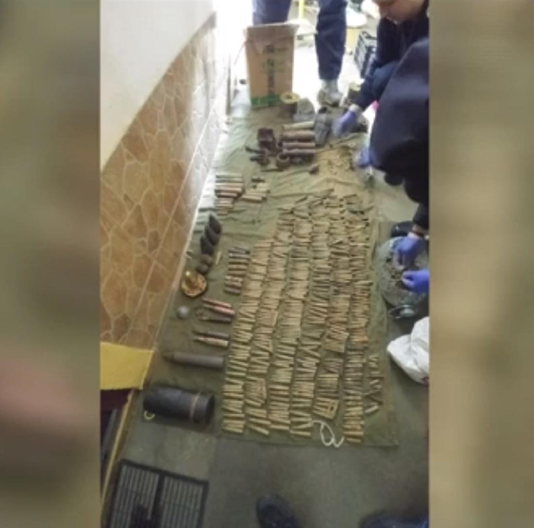 A zis că sunt petarde, dar erau sute de bombe din al Doilea Război Mondial! Descoperire șocantă &icirc;n gospodăria unui orădean