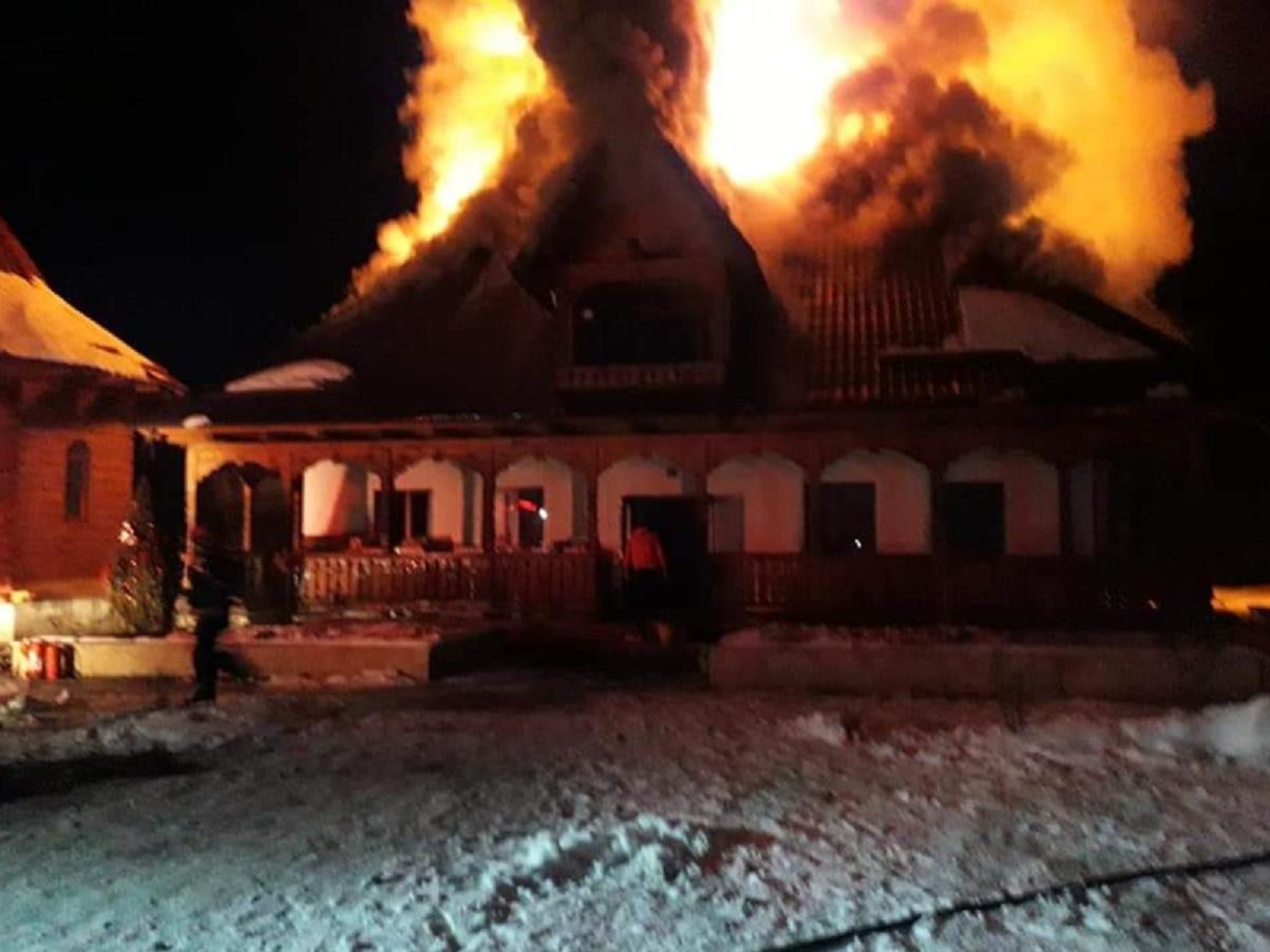 Mănăstirea Paltin a luat foc &icirc;n timpul slujbei! Minunea ce i-a uluit pe credincioși! Ce au găsit