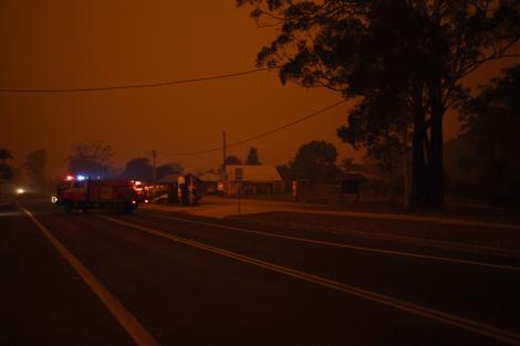 Imagini apocaliptice surprinse în Australia. Cerul roșu sângeriu a acoperit orașe întregi din sud-estul țării, din cauza incendiilor 
