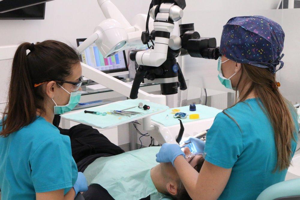 Tehnologie modernă dentară - cum pot pacienții să aibă dinții puși într-o singură zi