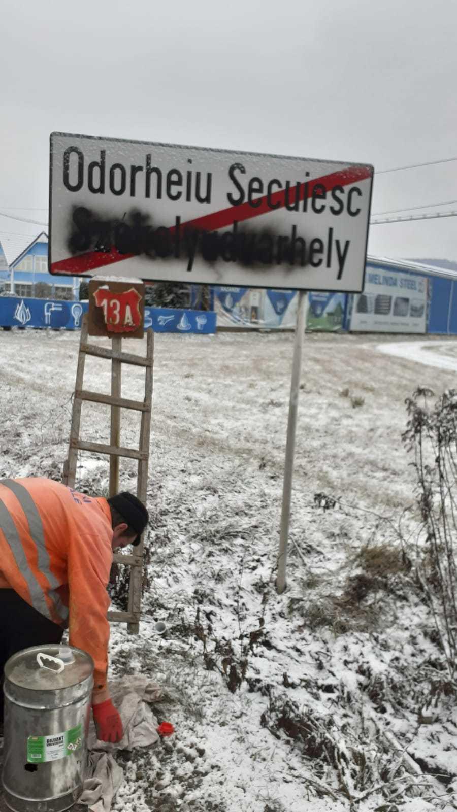 Persoana care a vopsit cu negru denumirea &icirc;n limba maghiară a unor localităţi din Harghita şi Mureş, pe indicatoare rutiere, a fost identificată de poliţişti, fiind vorba de un bărbat din Bacău