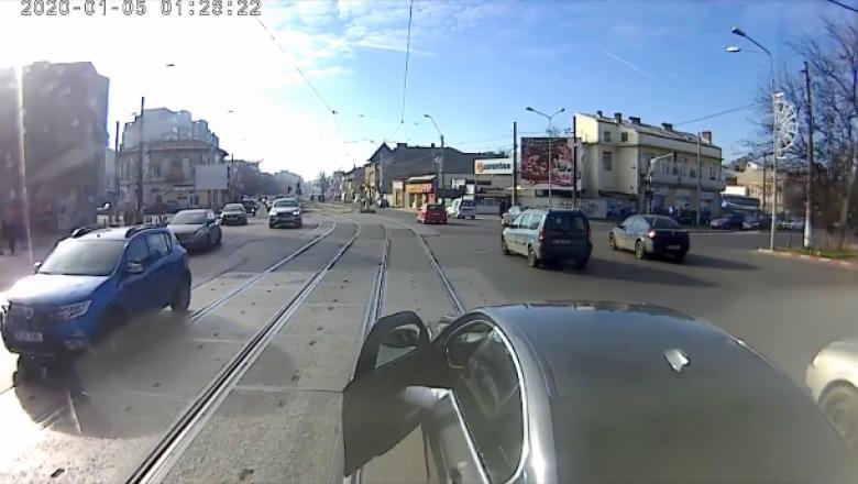 Dosar penal după &bdquo;meciul&rdquo; dintre un tramvai și un BMW! Ce consecințe suportă cei implicați