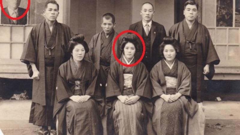 Kane Tanaka, cu frații și surorile ei, și cu soțul ei (stânga sus).
