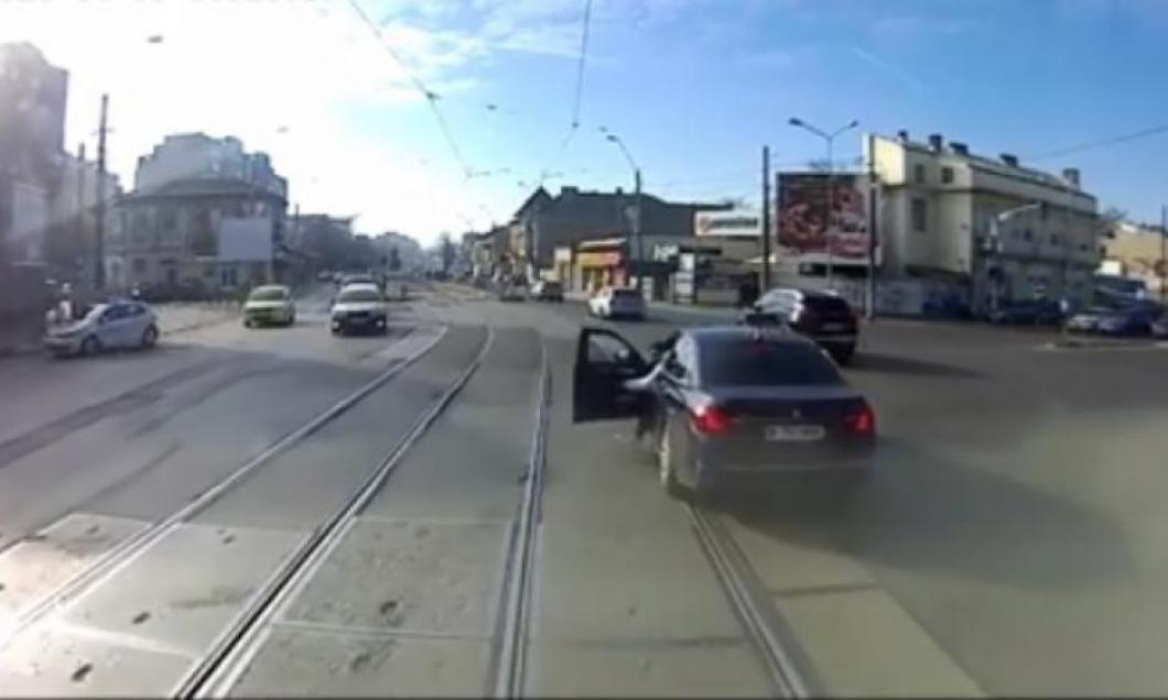 Cine e șoferul de BMW care a fost implicat &icirc;ntr-un scandal cu un vatman din București! A jucat fotbal la Steaua