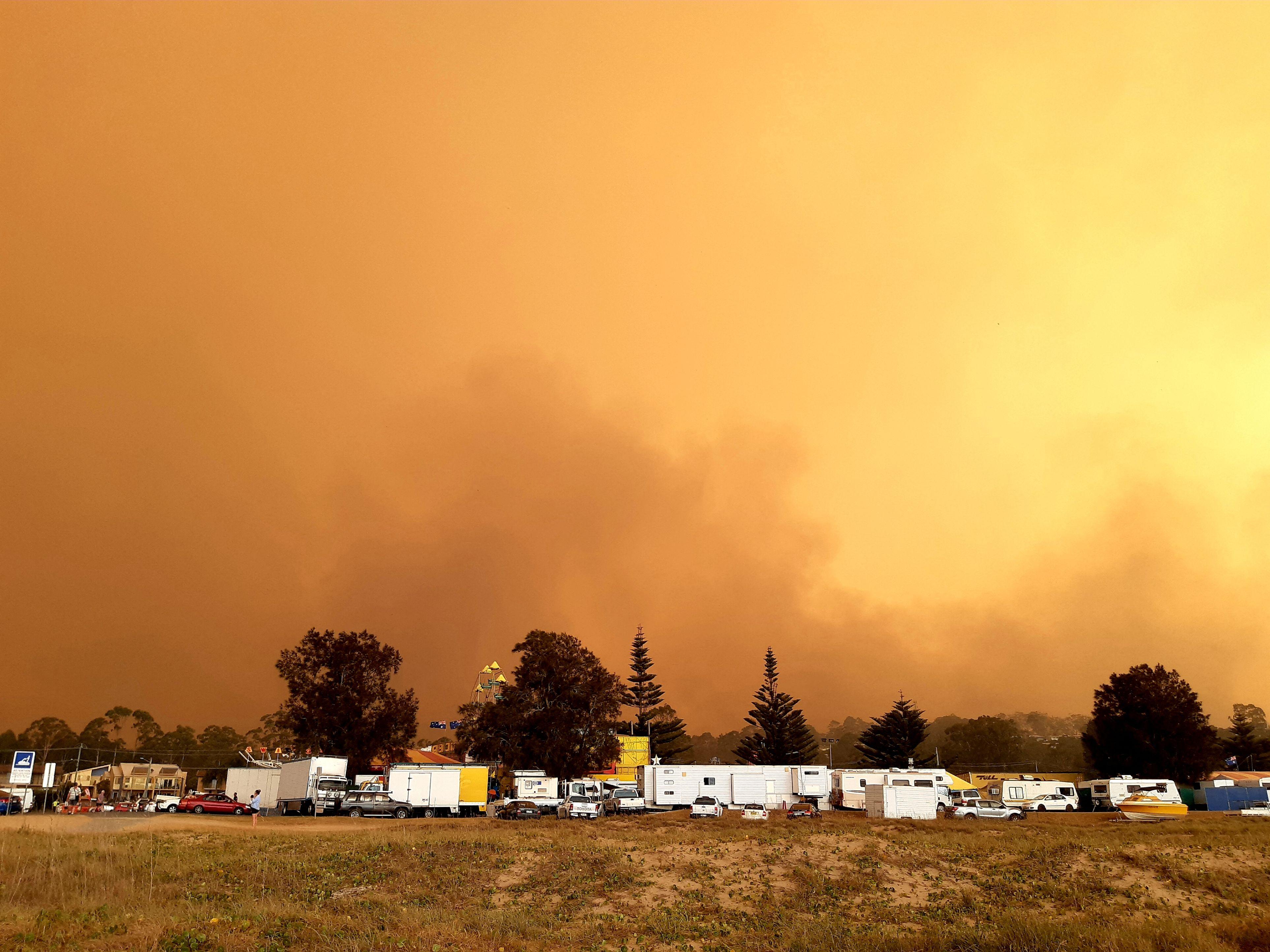 Apar primii vinovați &icirc;n cazul incendiilor care au p&acirc;rjolit Australia. Trei persoane, puse sub acuzare pentru că ar fi pus intenționat focul