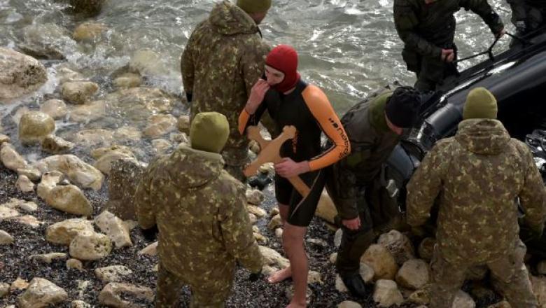 Momentul &icirc;n care o &icirc;notătoare e bătută după ce a prins o cruce aruncată &icirc;n mare, &icirc;n timpul ceremoniei de Bobotează: &rdquo;M-a lovit cu pumnii!&rdquo;
