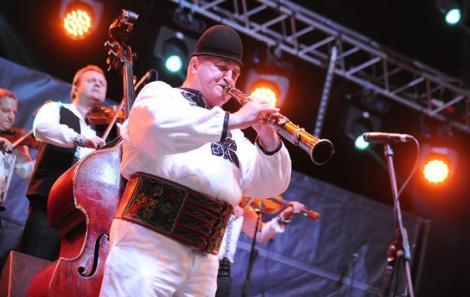 Doliu în muzica populară românească. Celebrul interpret Sergiu Cipariu a murit în urma unui stop cardiac 