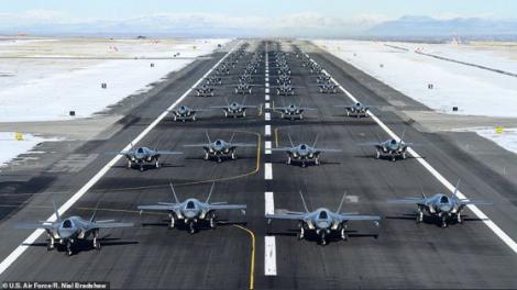Imaginea unui nou război? Zeci de avioane de luptă americane complet armate, fotografiate decolând de pe o bază militară: „Suntem gata”