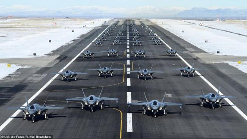 Zeci de avioane de luptă americane complet armate, fotografiate decolând de pe o bază militară