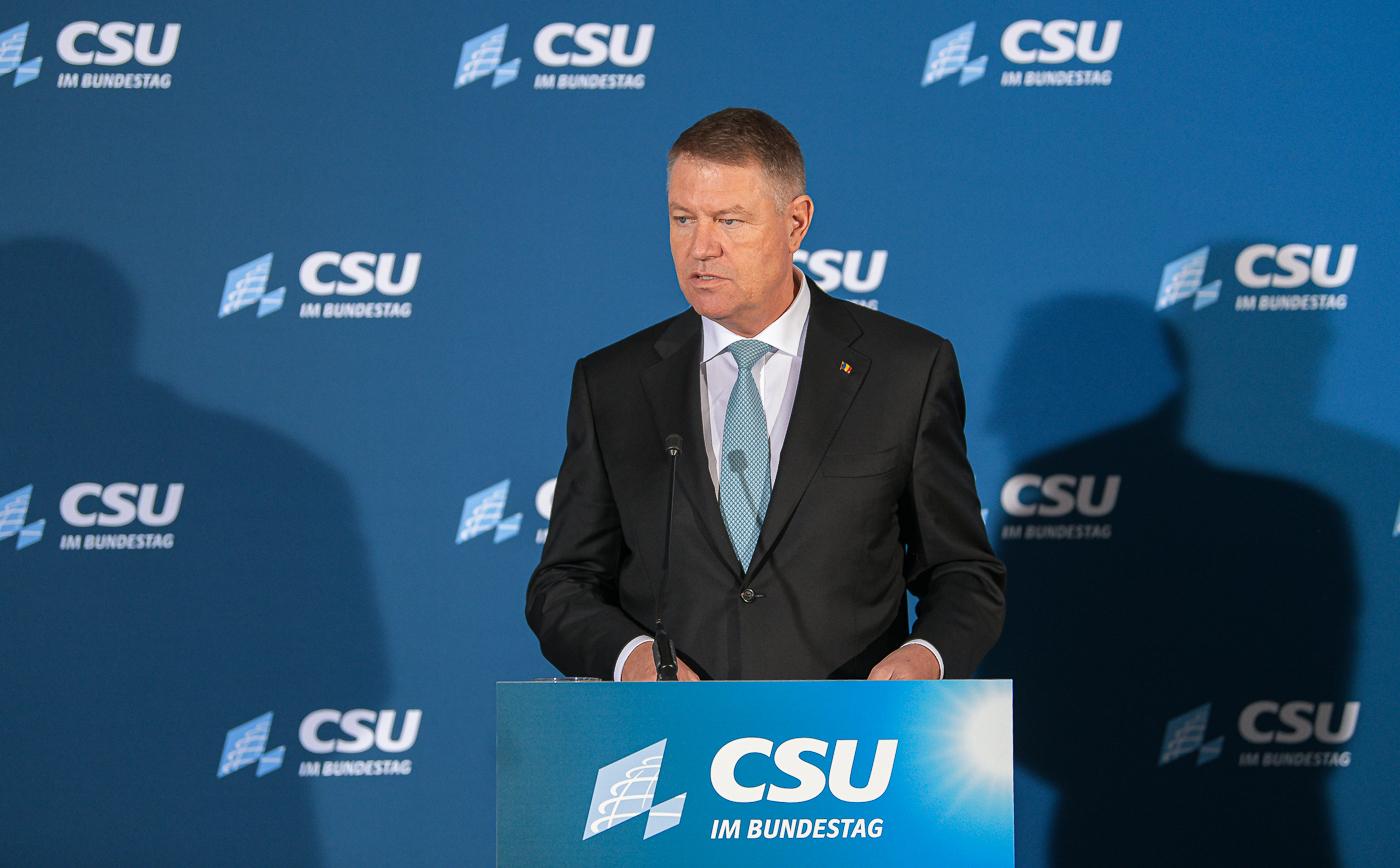 Iohannis: Situaţia din Irak ne priveşte, fiindcă noi avem foarte mulţi cetăţeni rom&acirc;ni care trăiesc şi muncesc &icirc;n zona Orientului Mijlociu / O parte din militarii noştri au fost deja relocaţi