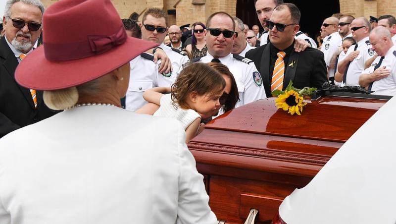 Fetița unui pompier din Australia, la înmormântarea tatălui ei.