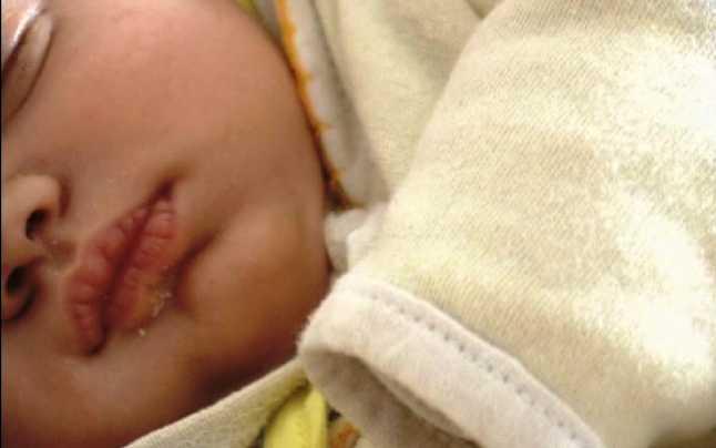 Bebeluș de șapte luni, mort după ce a fost lăsat ore &icirc;n șir &icirc;n frig. Cum s-au scuzat părinții: &rdquo;Am vrut să doarmă la aer curat!&rdquo;