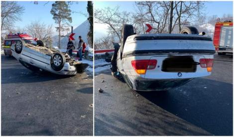 Momentul în care un şofer se răstoarnă cu mașina într-o curbă, în drum spre munte. Imaginile surprinse de o cameră de bord sunt virale
