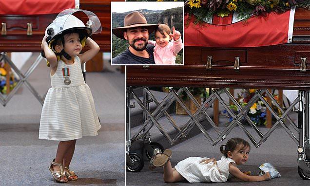 Momentul sf&acirc;șietor &icirc;n care o fetiță de un an e surprinsă &icirc;n timp ce se juca l&acirc;ngă sicriul tatălui ei, un pompier mort &icirc;n incendiile din Australia