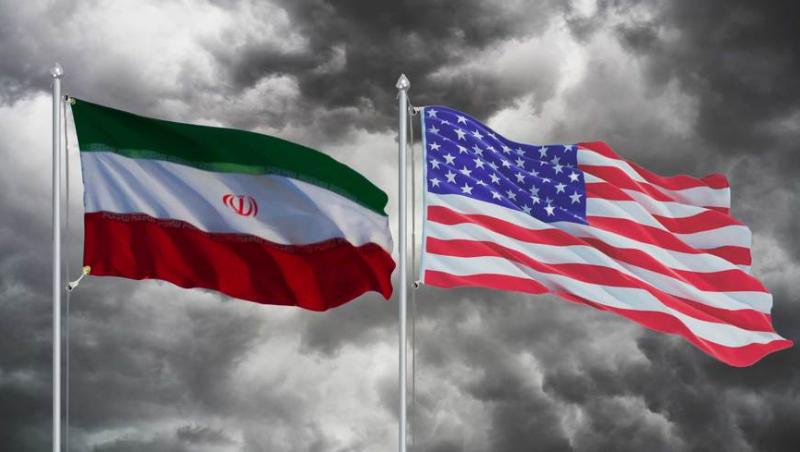 Steagurile celor două țări aflate în conflict: Iran și SUA