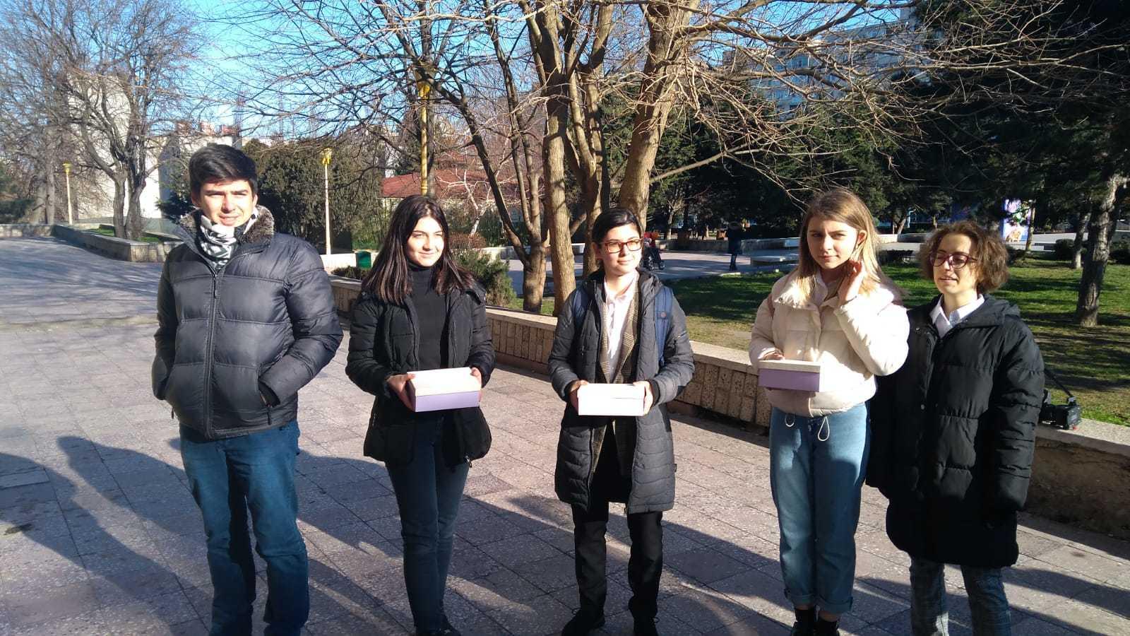 Asociaţia Elevilor din Constanţa a transmis colete cu autobuze de jucărie pentru premier, ministrul Educaţiei şi ministrul Dezvoltării, pentru a le cere să rezolve problema transportului elevilor