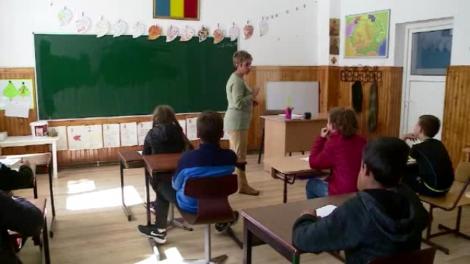 Ministrul Educaţiei ia în calcul să modifice structura anului școlar, la cererea elevilor și a părinților