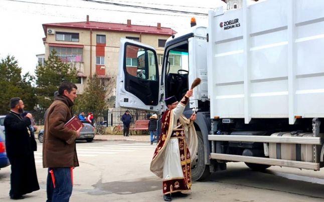 Mașina de gunoi a fost sfințită de preot &icirc;ntr-o comună din Constanța. Primarul s-a m&acirc;ndrit cu achiziția sa pe net