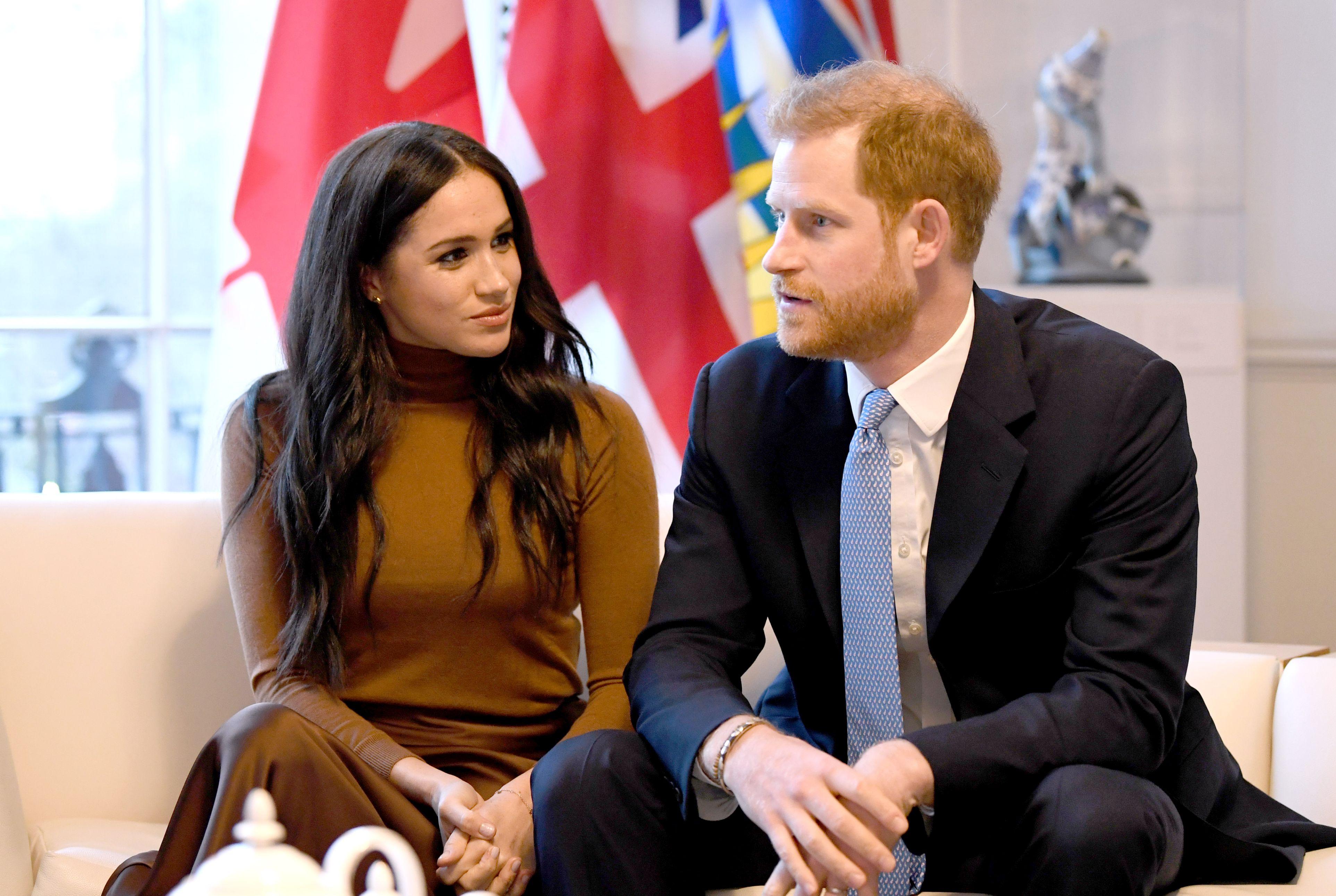 Prințesa Diana ar pl&acirc;nge! Prințul Harry și Meghan Markle, lovitură uriașă pentru familia regală! Reacția reginei