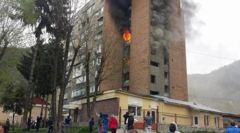 S-a dat alarma la Galați! Șase oameni au ajuns la spital după ce un incendiu puternic a izbucnit într-un bloc. Care a fost motivul