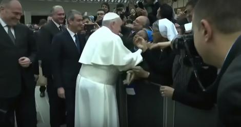 Papa Francisc a sărutat o călugăriță! Ce i-a spus măicuței i-a făcut pe toți să râdă! Momentul a fost filmat! „Promiți?” - VIDEO