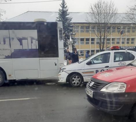 O mașină de poliție, accident cu un autobuz, în Bistrița! Explicația polițistului aflat la volan - FOTO