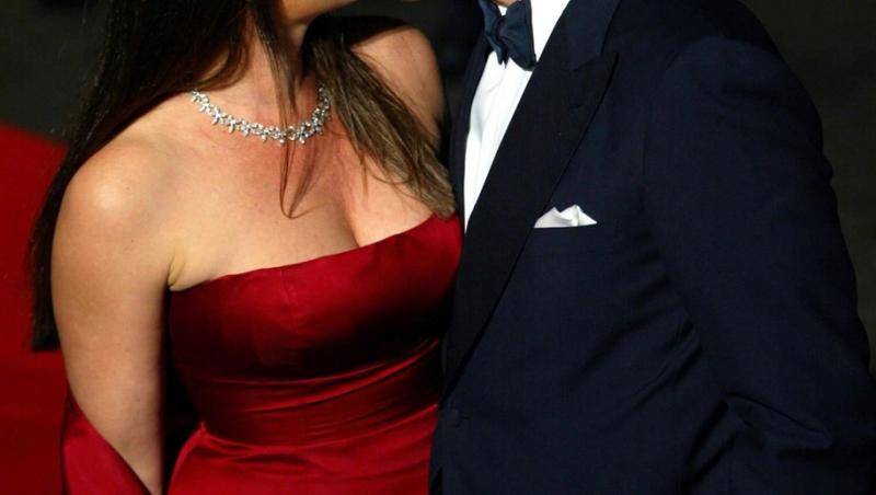 Pierce Brosnan o sărută pe soția sa Keely Shaye Smith pe covorul roșu, la Hollywood