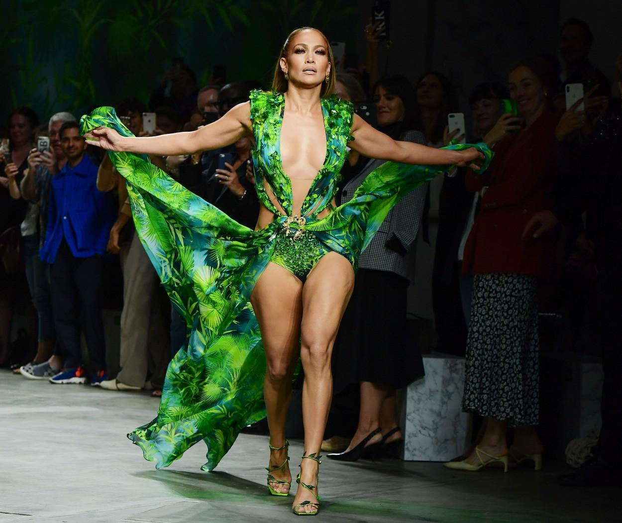 Jennifer Lopez, defilare pe scenă într-o rochie verde extrem de sexy