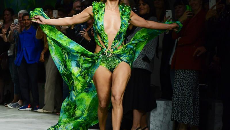 Jennifer Lopez, defilare pe scenă într-o rochie verde extrem de sexy