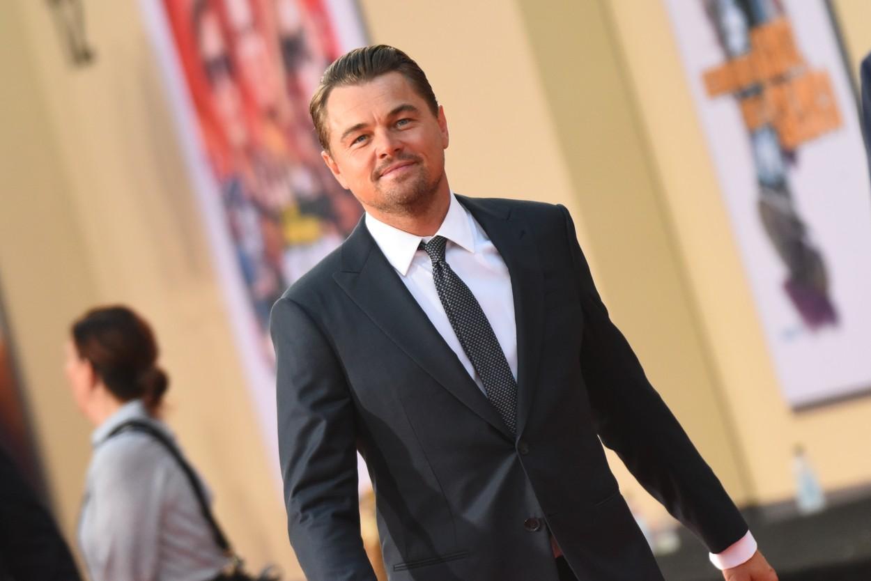 Leonardo DiCaprio, îmbrăcat elegant într-un costum negru