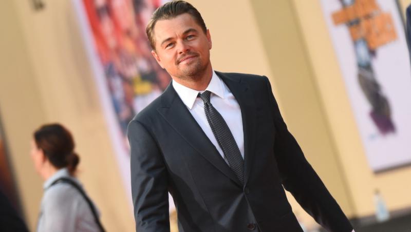 Leonardo DiCaprio, îmbrăcat elegant într-un costum negru