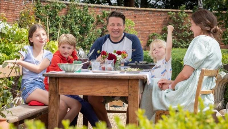Poze rare cu Jamie Oliver și familia lui. Cum arată soția li ce copii mari are