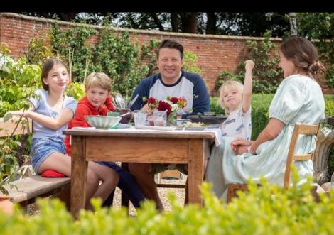 Poze rare cu Jamie Oliver și familia lui. Cum arată soția li ce copii mari are