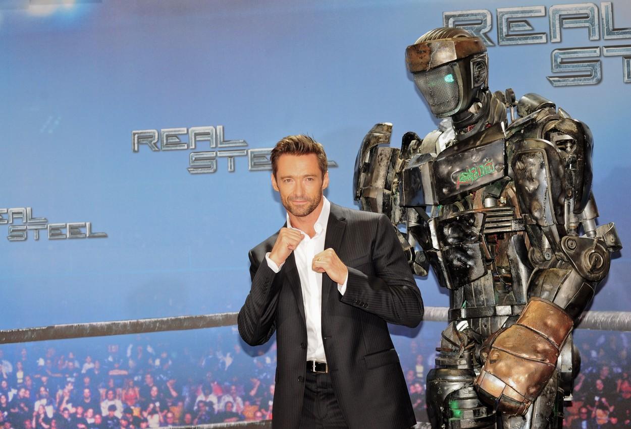 Hugh Jackman, fotografiat alături de un robot, în Germania, în timpul campaniei de promovare a filmului "Real Steel"