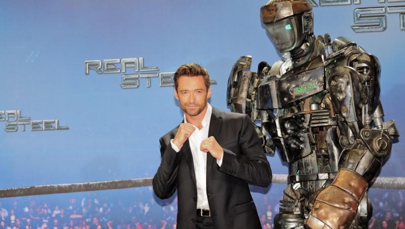 Hugh Jackman, fotografiat alături de un robot, în Germania, în timpul campaniei de promovare a filmului "Real Steel"