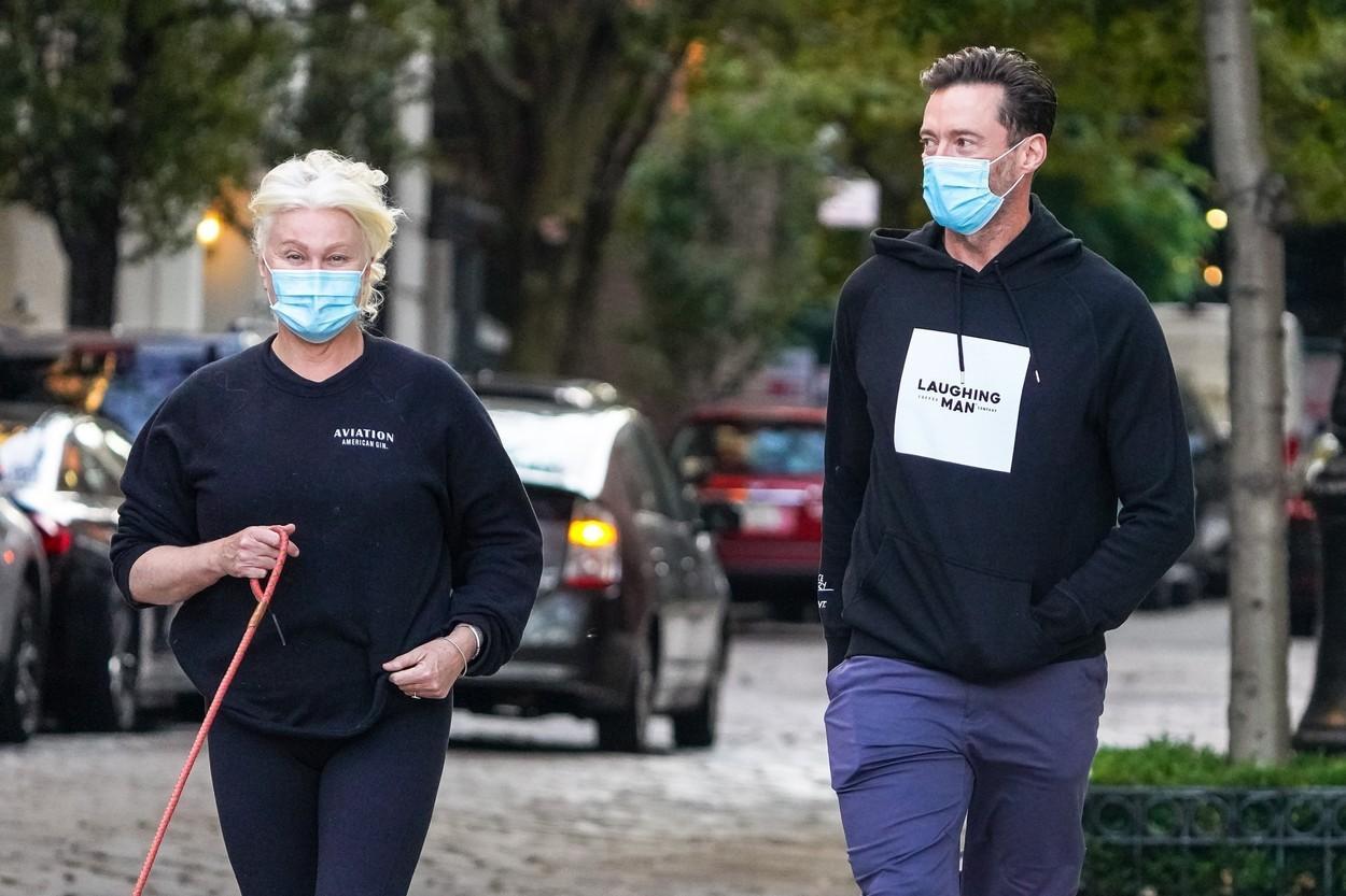 Hugh Jackman și soția sa, Deborra-Lee Furness, surprinși de paparazzi în Manhattan, în timp ce își plimbă câinii