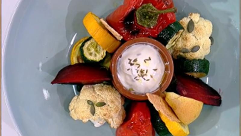 Rețetă de salată caldă cu legume coapte la cuptor și sos de iaurt cu brânză