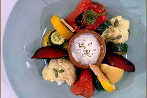 Rețetă de salată caldă cu legume coapte la cuptor și sos de iaurt cu brânză
