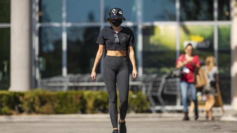 Miley Cyrus, într-o ținută casual all black, în parcarea unui centru comercial din Calabasas.
