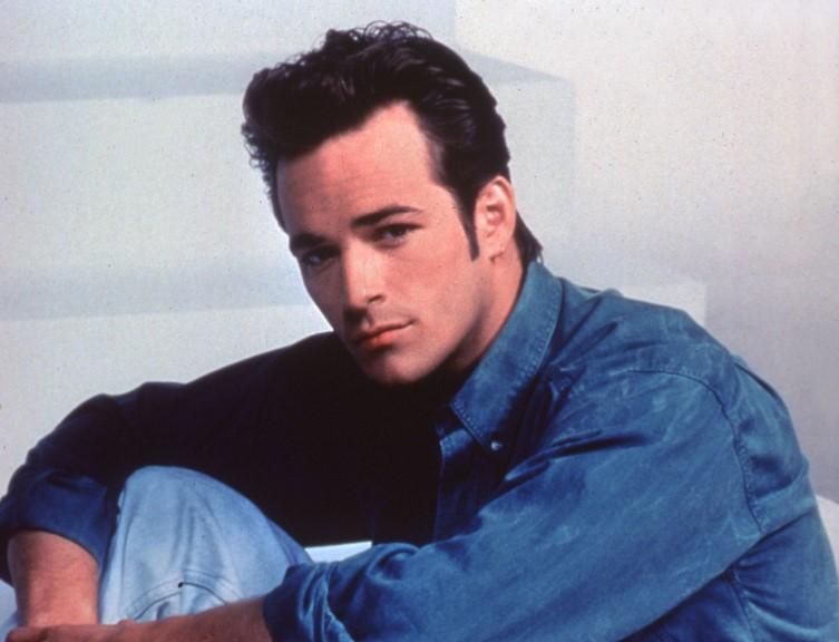 luke perry imbracat in jeans in rolul lui dylan din beverly hills 90210