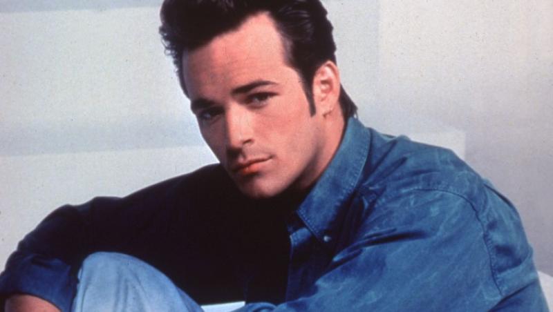 luke perry imbracat in jeans in rolul lui dylan din beverly hills 90210