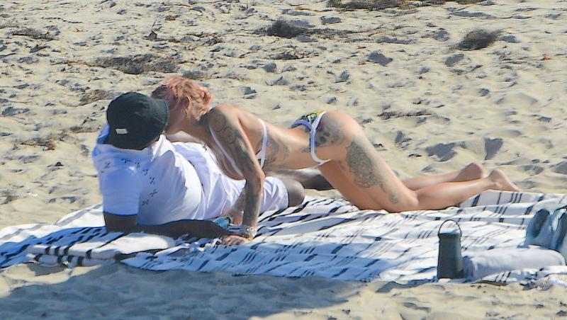 Tina Louise și Sean Combs, sărut pătimaș la plajă