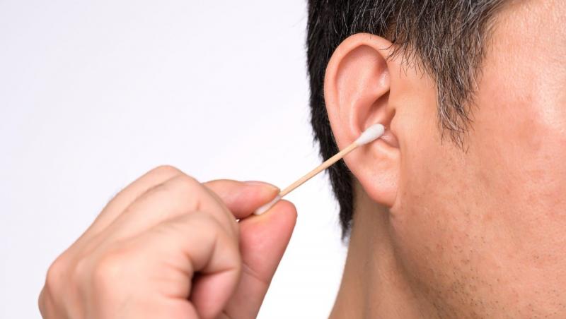 Cât de periculos este să folosim bețișoare de urechi. Ce spun specialiștii despre acest obicei de igienă