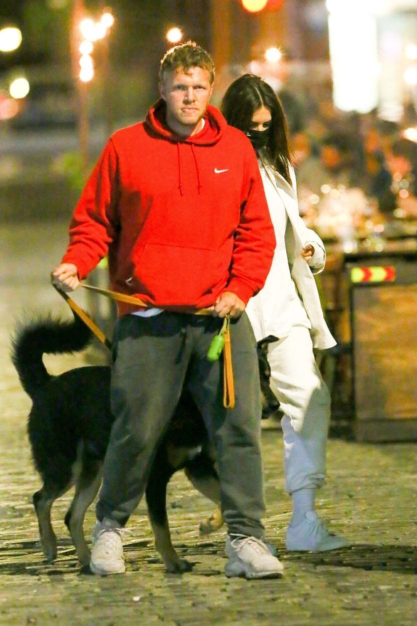 Emily Ratajkowski și soțul ei, Sebastian Bear-McClard, fotografiați în timp ce plimbă patrupedul familiei, în Manhattan