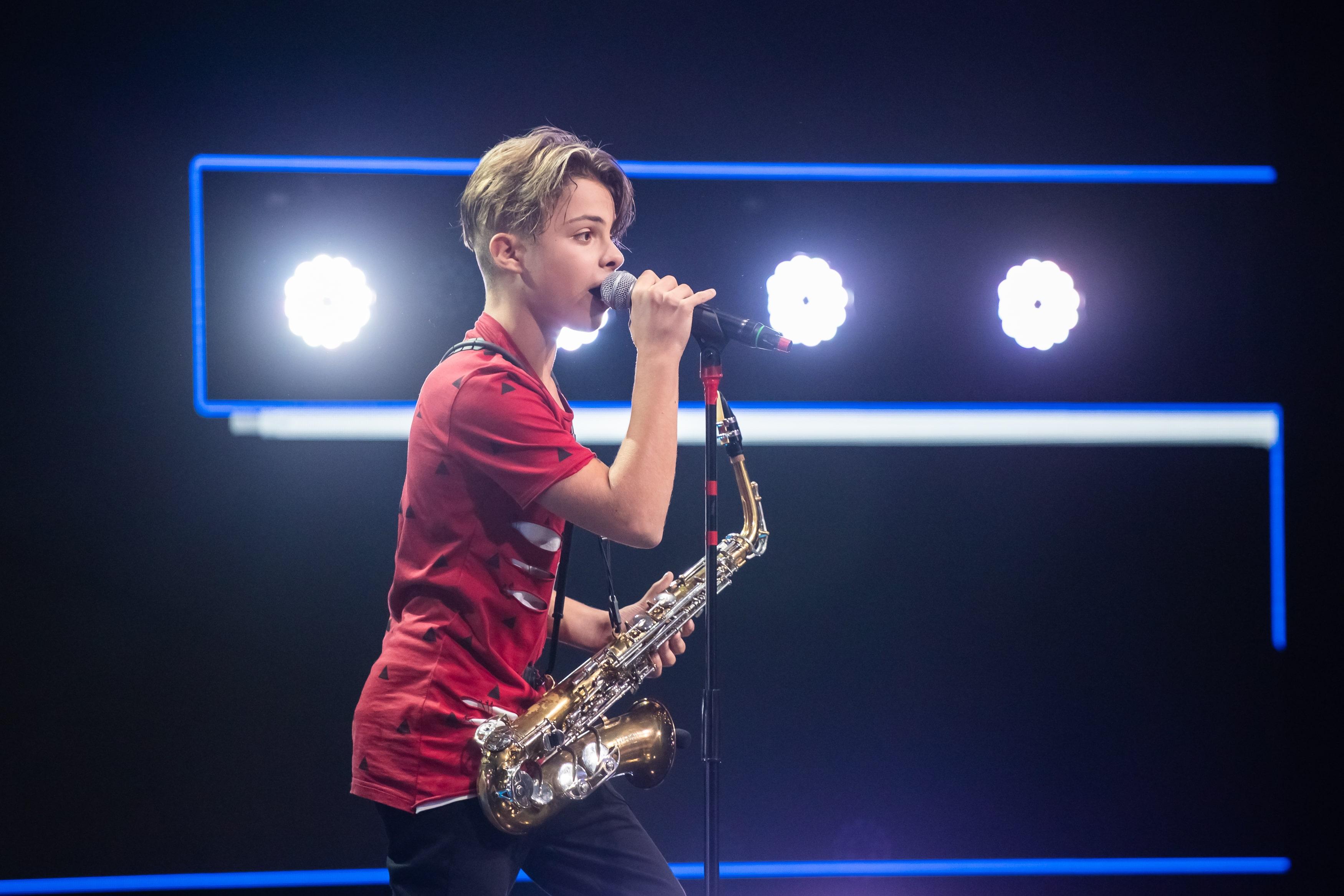 Denis Costea, de la X Factor, l-a cucerit pe Stefan Banica cu vocea si prestatia la saxofon